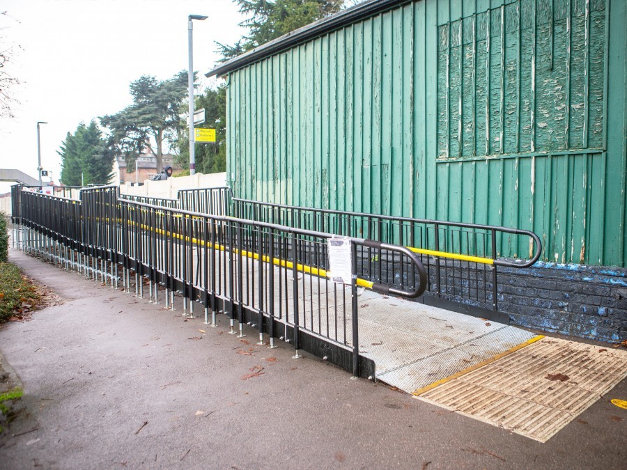 What is the minimum width required for a ramp to a non-dwelling building?